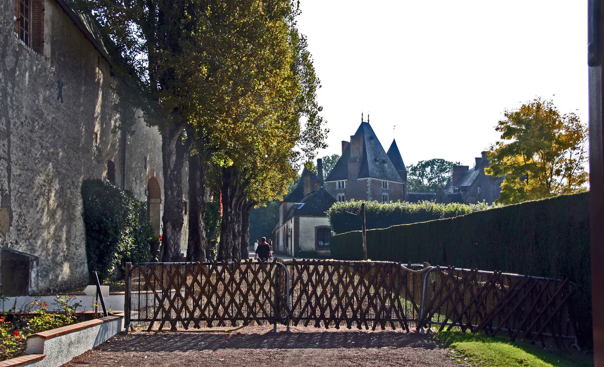 Château de Blancafort et ses hautes toitures vus depuis le parc
