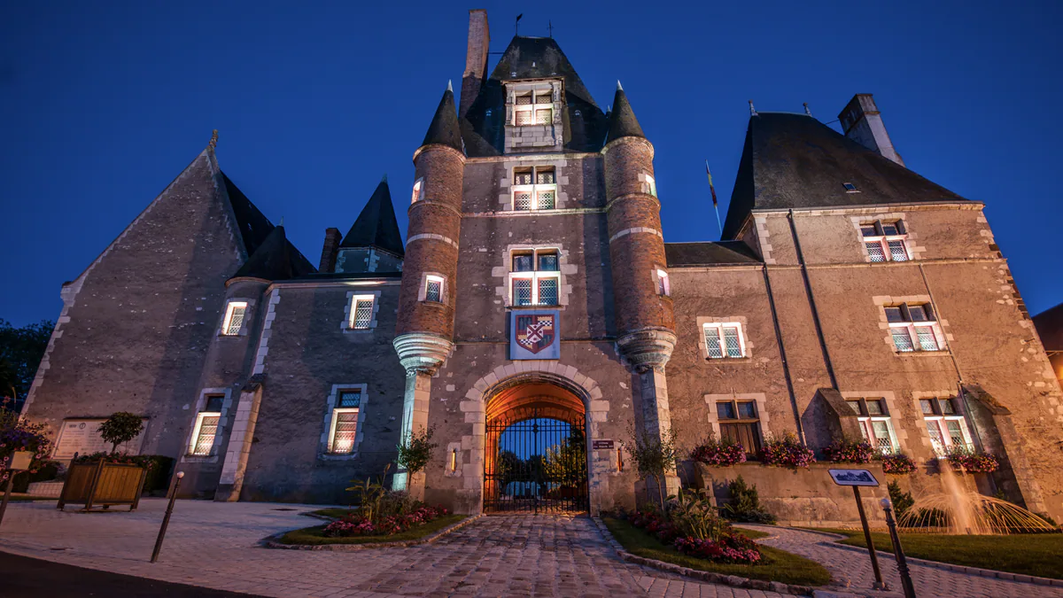 Façade du Château des Stuarts dans le centre historique d'Aubigny-sur-Nère