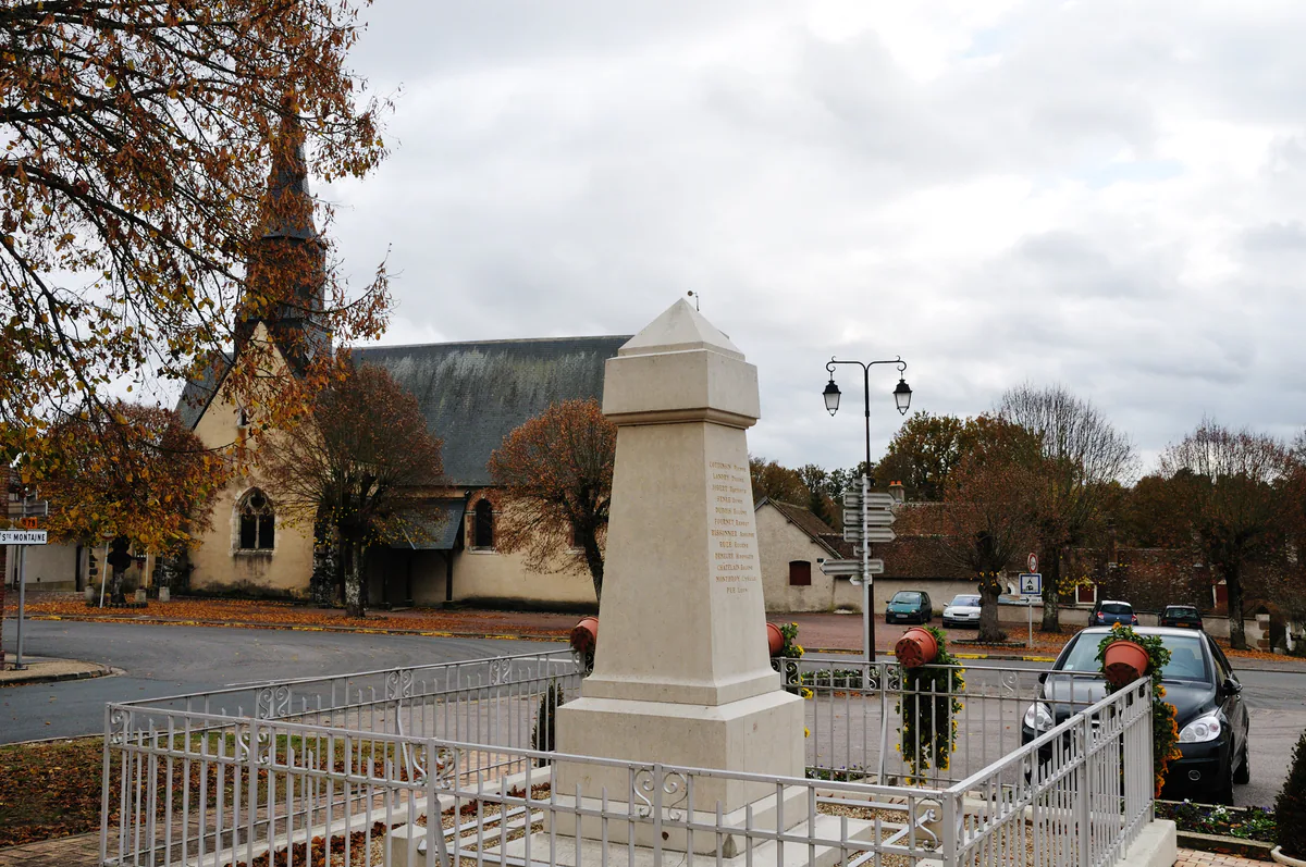 Monument aux morts devant l’église Saint-Martin de Ménétréol-sur-Sauldre